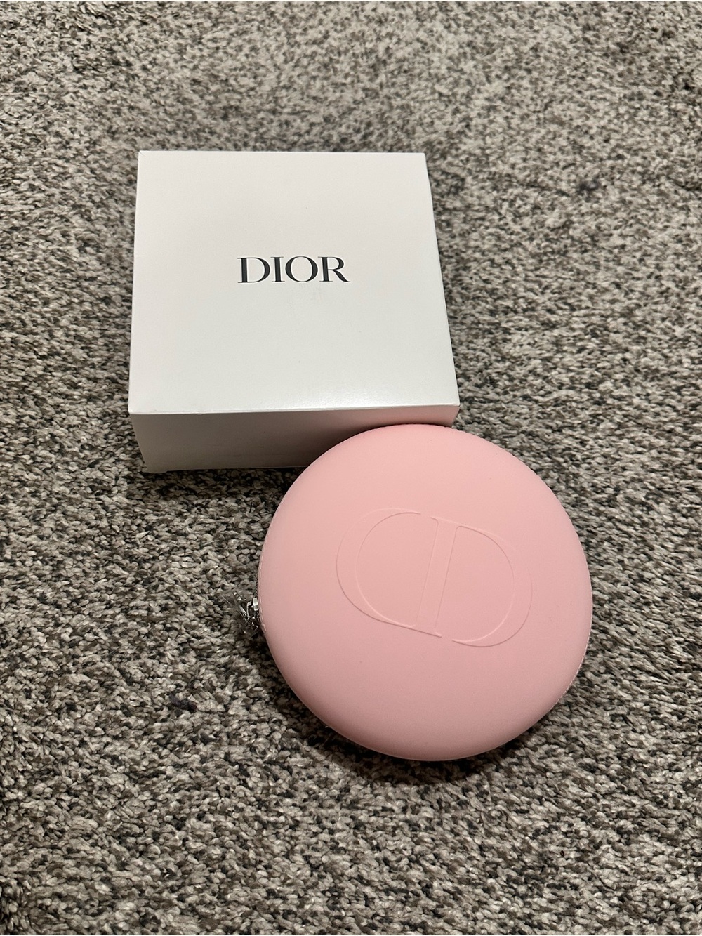 Dior soft pink round silicone zippered makeup pouch - Picture 2 of 6
